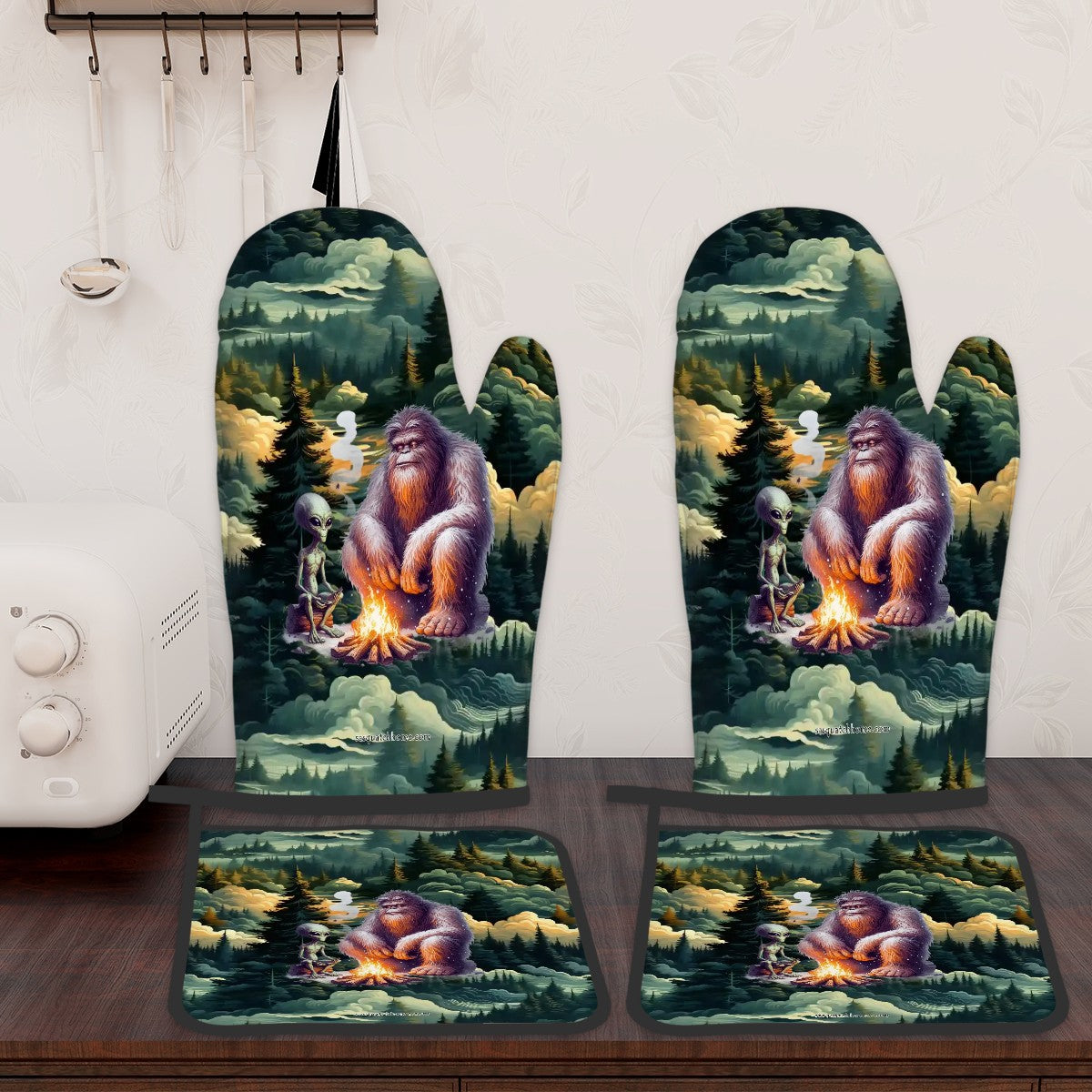 Bigfoot / Sasquatch with Alien, 4 Piece Oven Mitts / Pot Holder Sets